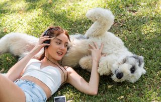 mujer con perro en el campo
