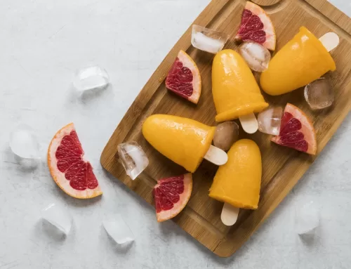 Frutas y alimentos refrescantes para perros en verano