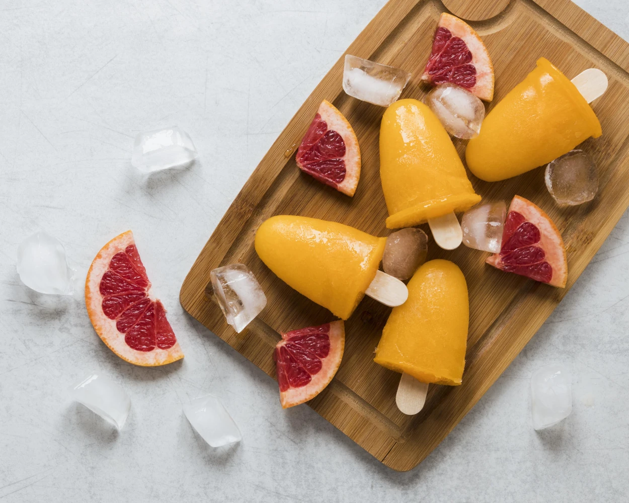 Frutas y alimentos refrescantes para perros en verano
